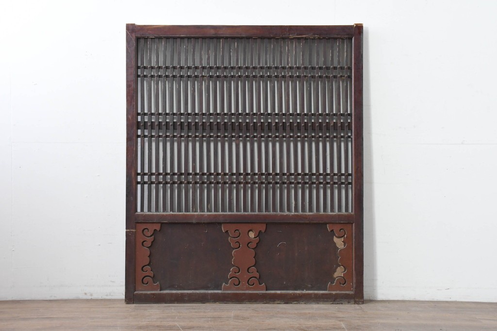 アンティーク建具　明治から大正期　繁栄祈願の唐草雲文装飾を腰板に配した背の低い格子蔵戸1枚　(R-086539)