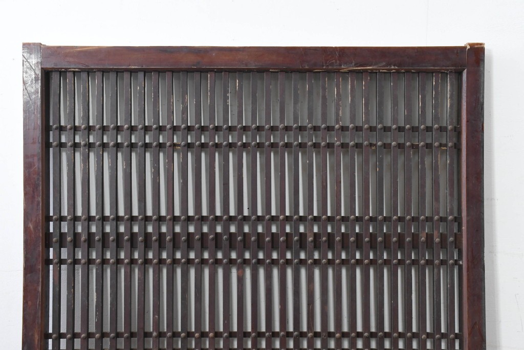 アンティーク建具　明治から大正期　繁栄祈願の唐草雲文装飾を腰板に配した背の低い格子蔵戸1枚　(R-086539)