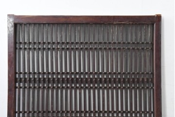 アンティーク建具　明治から大正期　繁栄祈願の唐草雲文装飾を腰板に配した背の低い格子蔵戸1枚　(R-086539)