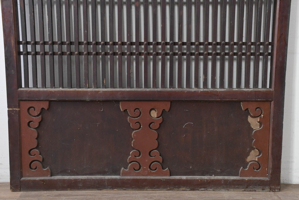 アンティーク建具　明治から大正期　繁栄祈願の唐草雲文装飾を腰板に配した背の低い格子蔵戸1枚　(R-086539)