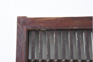 アンティーク建具　明治から大正期　繁栄祈願の唐草雲文装飾を腰板に配した背の低い格子蔵戸1枚　(R-086539)