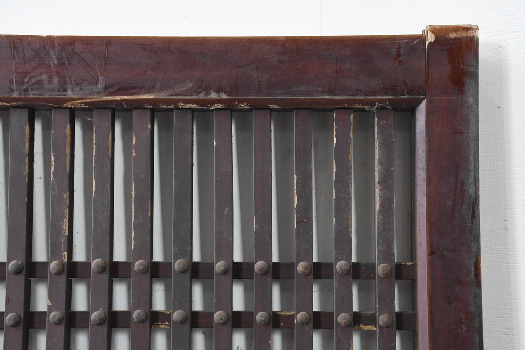 アンティーク建具　明治から大正期　繁栄祈願の唐草雲文装飾を腰板に配した背の低い格子蔵戸1枚　(R-086539)