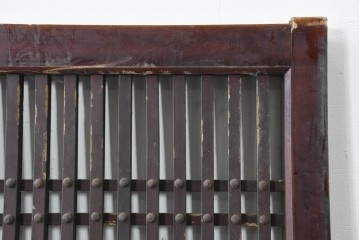 アンティーク建具　明治から大正期　繁栄祈願の唐草雲文装飾を腰板に配した背の低い格子蔵戸1枚　(R-086539)