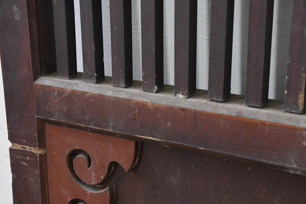 アンティーク建具　明治から大正期　繁栄祈願の唐草雲文装飾を腰板に配した背の低い格子蔵戸1枚　(R-086539)