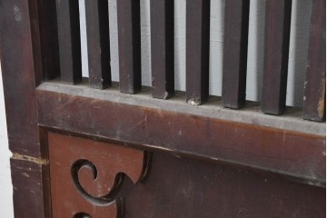 アンティーク建具　明治から大正期　繁栄祈願の唐草雲文装飾を腰板に配した背の低い格子蔵戸1枚　(R-086539)