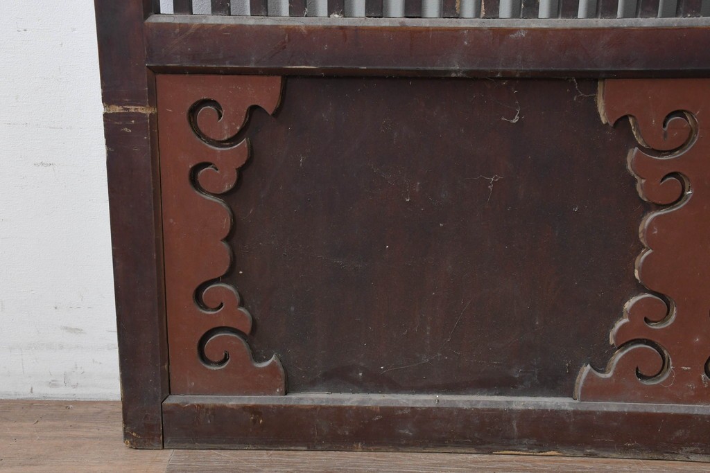 アンティーク建具　明治から大正期　繁栄祈願の唐草雲文装飾を腰板に配した背の低い格子蔵戸1枚　(R-086539)