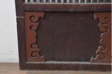 アンティーク建具　明治から大正期　繁栄祈願の唐草雲文装飾を腰板に配した背の低い格子蔵戸1枚　(R-086539)