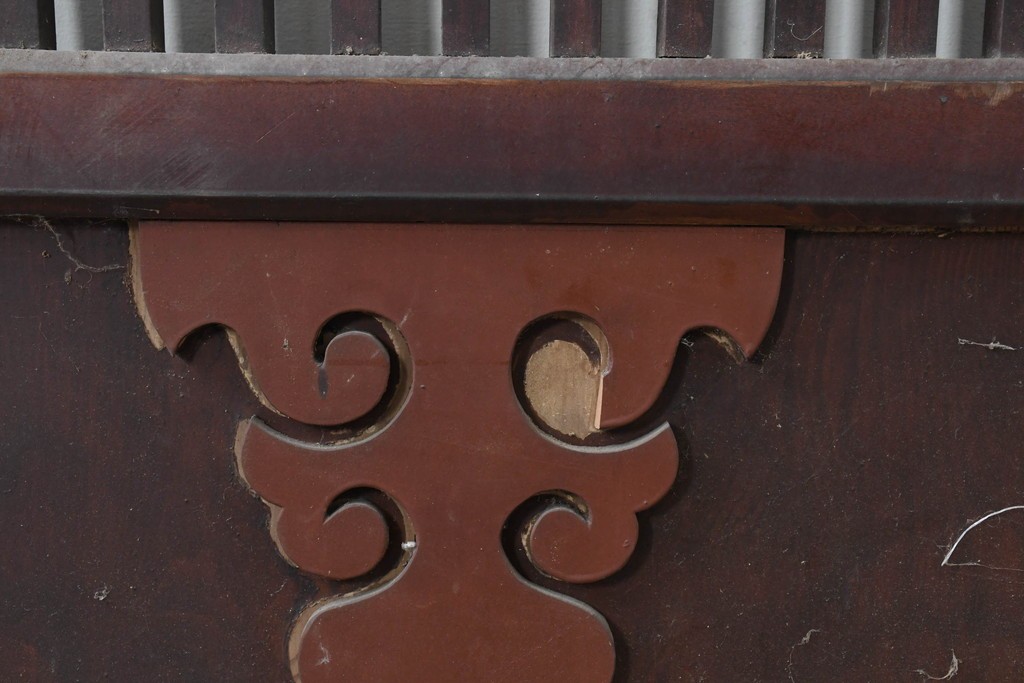 アンティーク建具　明治から大正期　繁栄祈願の唐草雲文装飾を腰板に配した背の低い格子蔵戸1枚　(R-086539)