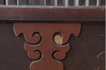 アンティーク建具　明治から大正期　繁栄祈願の唐草雲文装飾を腰板に配した背の低い格子蔵戸1枚　(R-086539)