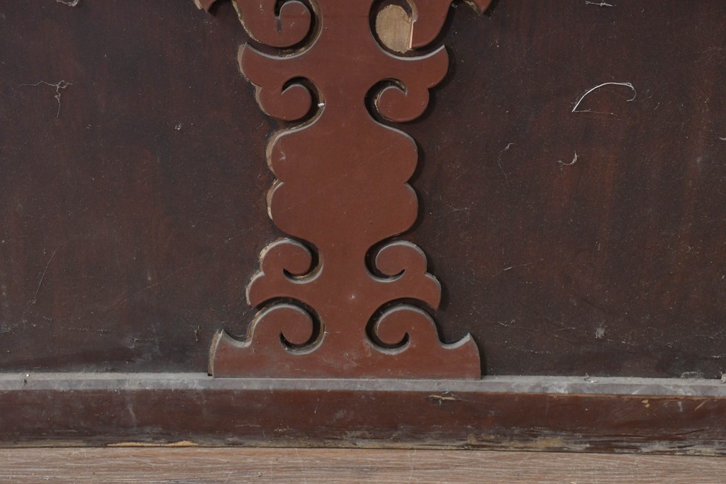 アンティーク建具　明治から大正期　繁栄祈願の唐草雲文装飾を腰板に配した背の低い格子蔵戸1枚　(R-086539)