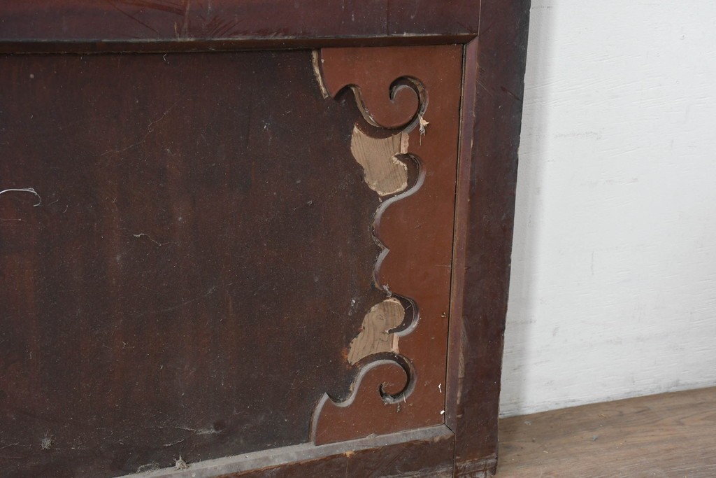 アンティーク建具　明治から大正期　繁栄祈願の唐草雲文装飾を腰板に配した背の低い格子蔵戸1枚　(R-086539)