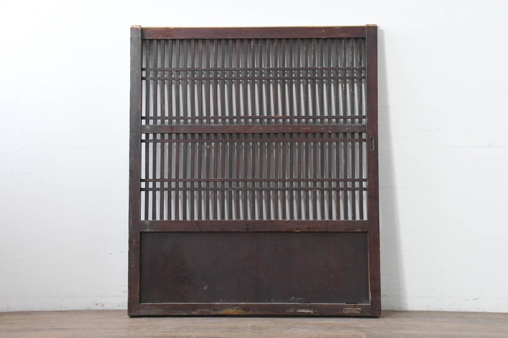 アンティーク建具　明治から大正期　繁栄祈願の唐草雲文装飾を腰板に配した背の低い格子蔵戸1枚　(R-086539)