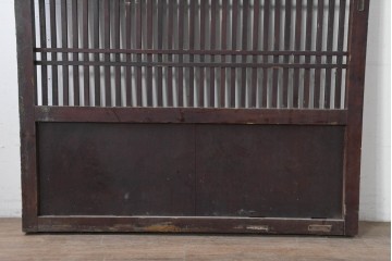 アンティーク建具　明治から大正期　繁栄祈願の唐草雲文装飾を腰板に配した背の低い格子蔵戸1枚　(R-086539)