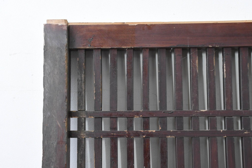 アンティーク建具　明治から大正期　繁栄祈願の唐草雲文装飾を腰板に配した背の低い格子蔵戸1枚　(R-086539)