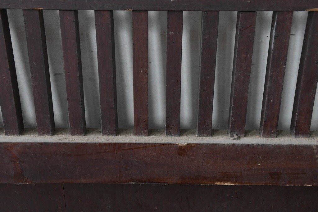 アンティーク建具　明治から大正期　繁栄祈願の唐草雲文装飾を腰板に配した背の低い格子蔵戸1枚　(R-086539)