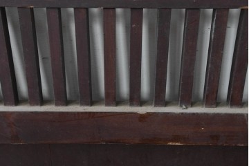 アンティーク建具　明治から大正期　繁栄祈願の唐草雲文装飾を腰板に配した背の低い格子蔵戸1枚　(R-086539)