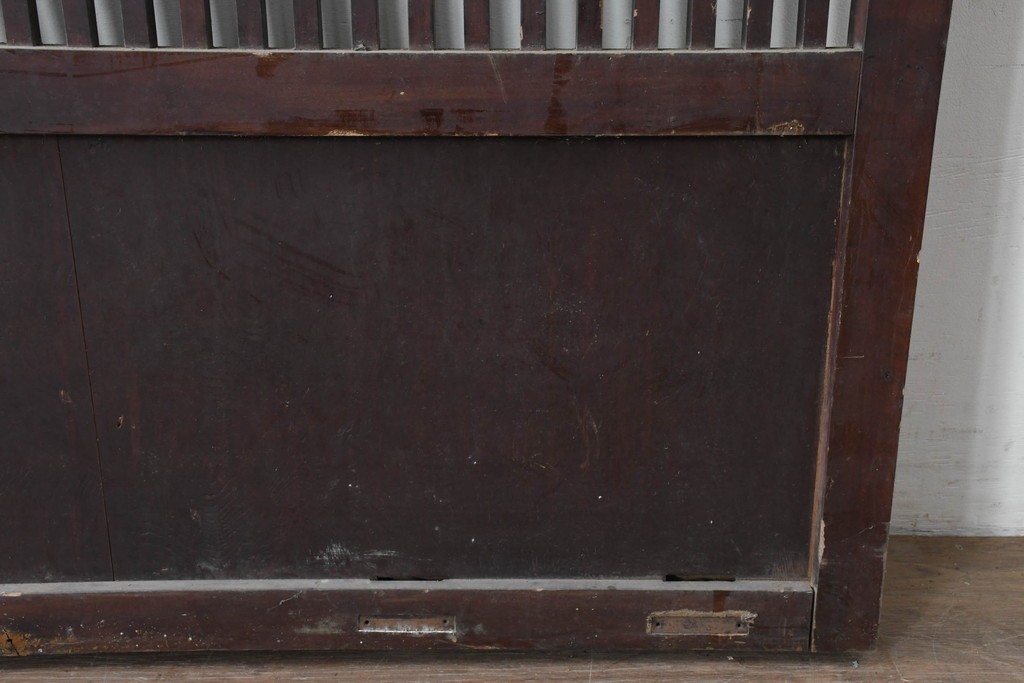 アンティーク建具　明治から大正期　繁栄祈願の唐草雲文装飾を腰板に配した背の低い格子蔵戸1枚　(R-086539)