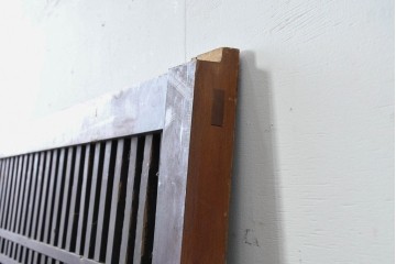 アンティーク建具　明治から大正期　繁栄祈願の唐草雲文装飾を腰板に配した背の低い格子蔵戸1枚　(R-086539)