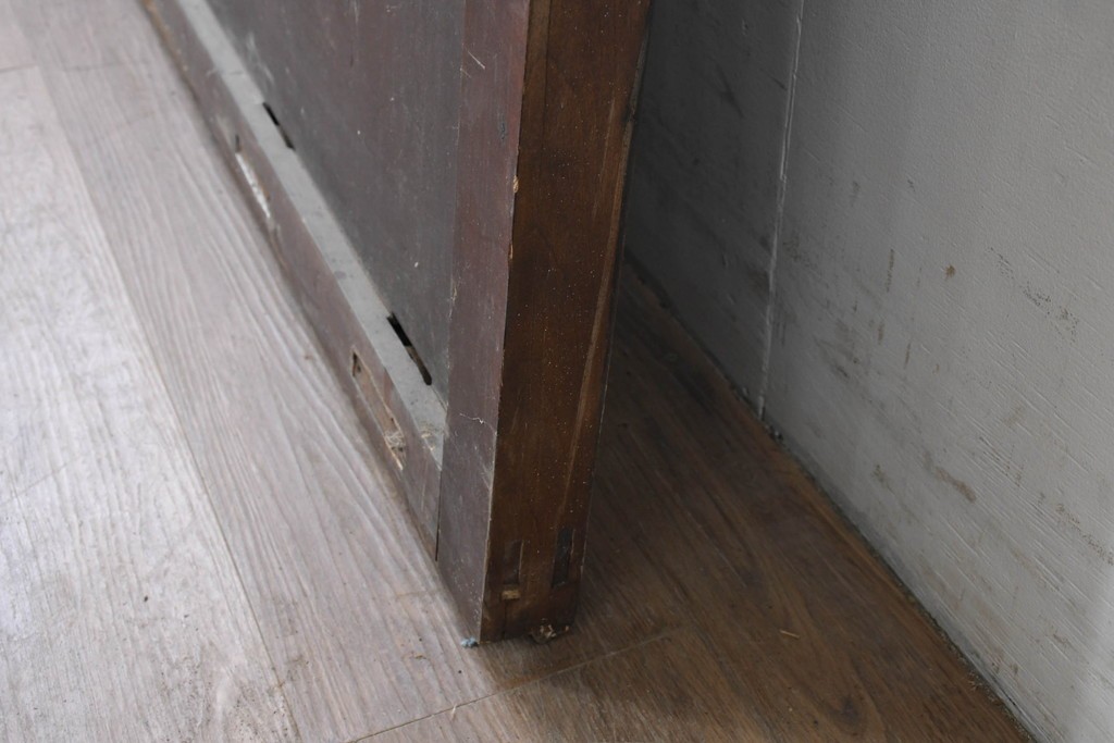 アンティーク建具　明治から大正期　繁栄祈願の唐草雲文装飾を腰板に配した背の低い格子蔵戸1枚　(R-086539)