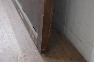 アンティーク建具　明治から大正期　繁栄祈願の唐草雲文装飾を腰板に配した背の低い格子蔵戸1枚　(R-086539)