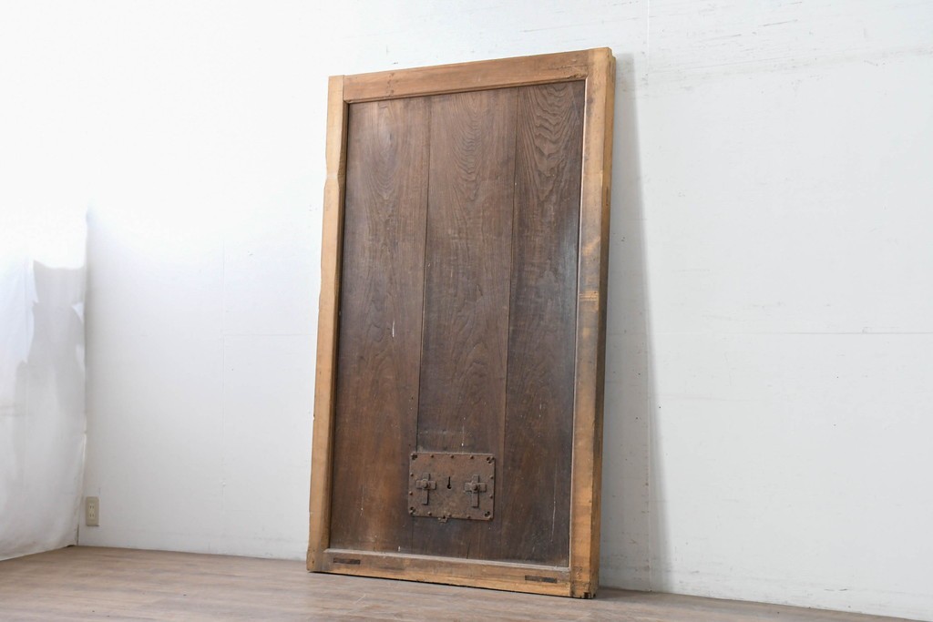 アンティーク建具　明治から大正期　古い木味が魅力のモダンな錠前金具付き蔵戸1枚　(R-086540)