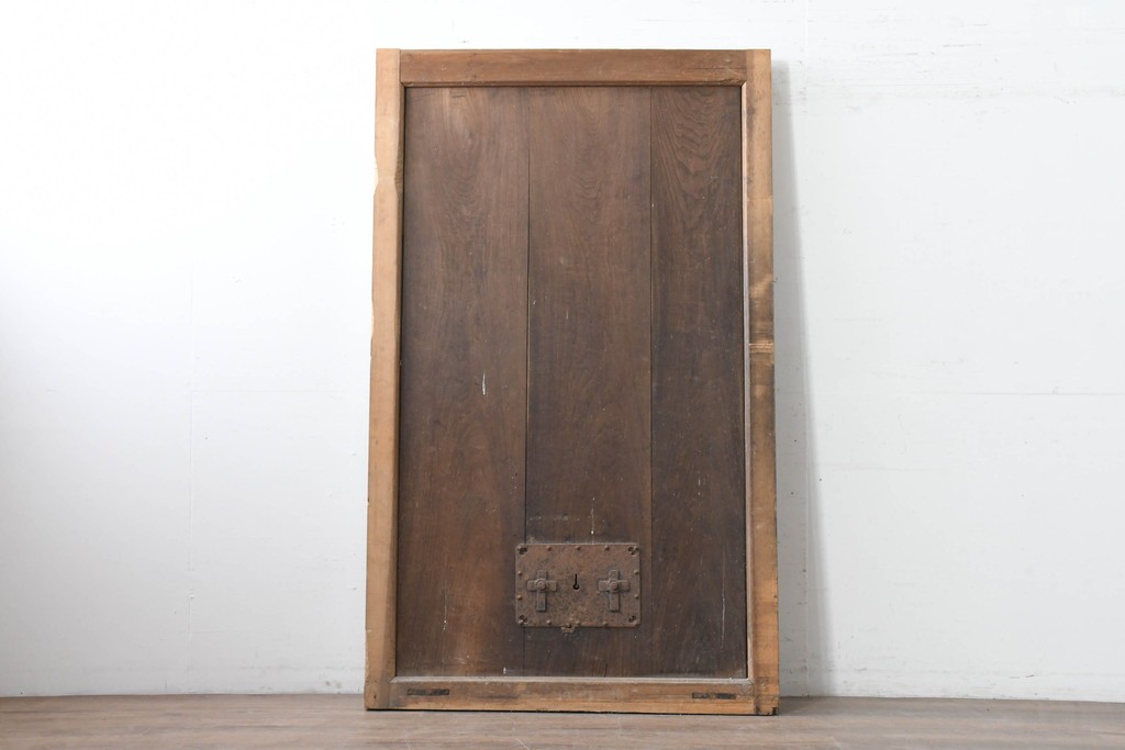 アンティーク建具　明治から大正期　古い木味が魅力のモダンな錠前金具付き蔵戸1枚　(R-086540)
