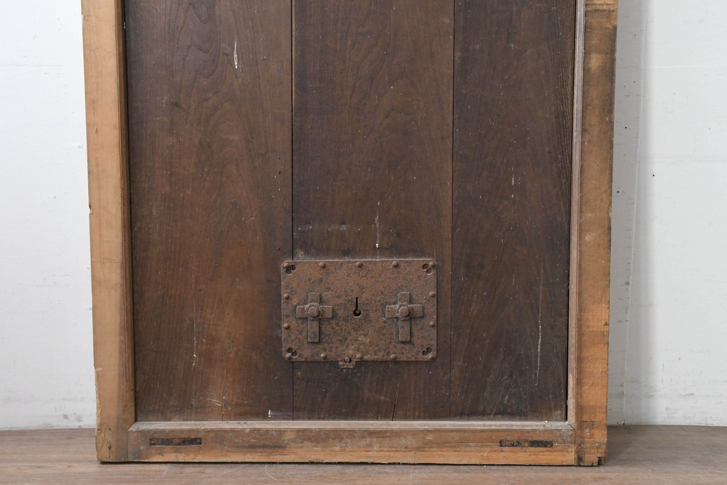アンティーク建具　明治から大正期　古い木味が魅力のモダンな錠前金具付き蔵戸1枚　(R-086540)