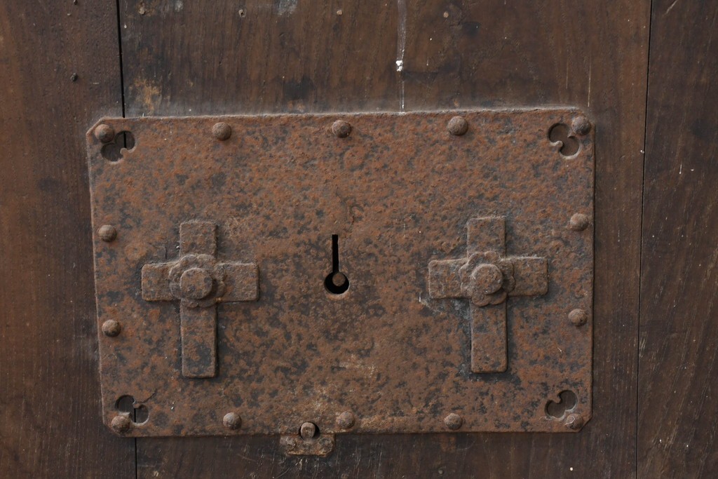 アンティーク建具　明治から大正期　古い木味が魅力のモダンな錠前金具付き蔵戸1枚　(R-086540)