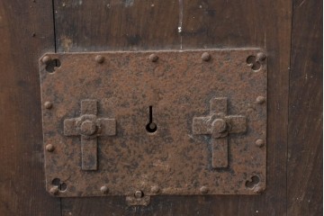 アンティーク建具　明治から大正期　古い木味が魅力のモダンな錠前金具付き蔵戸1枚　(R-086540)