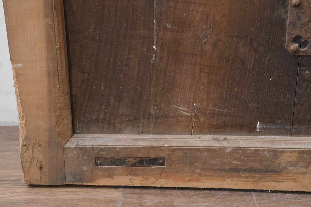 アンティーク建具　明治から大正期　古い木味が魅力のモダンな錠前金具付き蔵戸1枚　(R-086540)