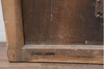 アンティーク建具　明治から大正期　古い木味が魅力のモダンな錠前金具付き蔵戸1枚　(R-086540)