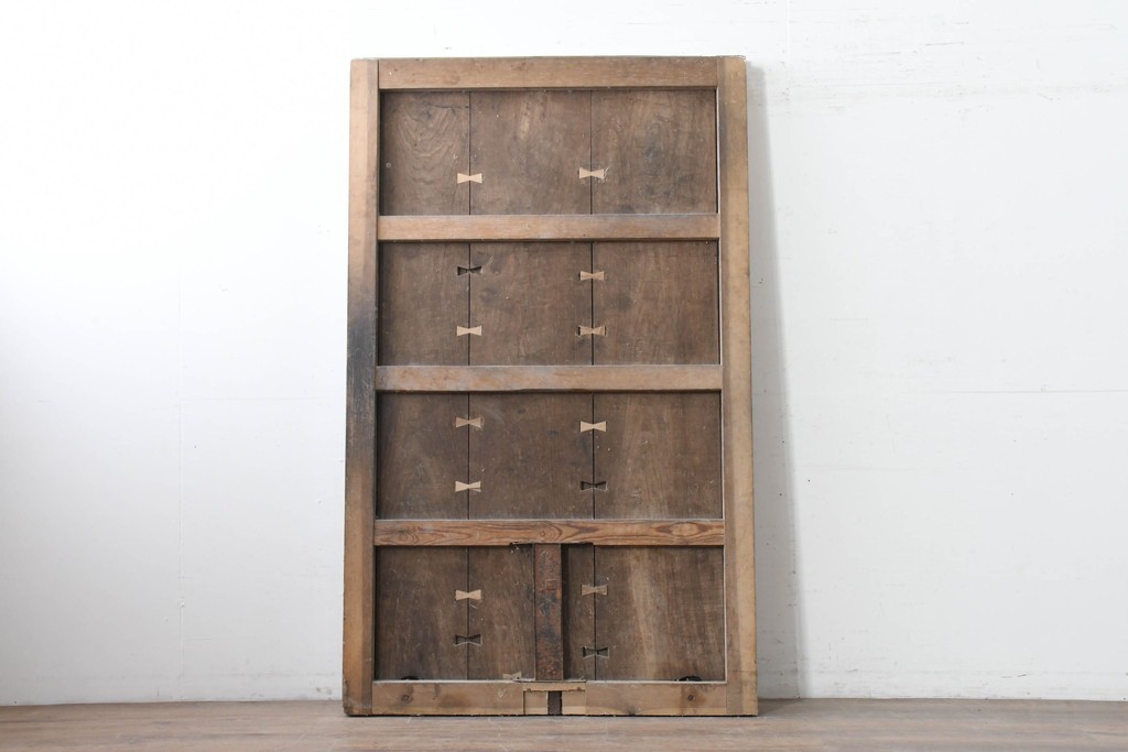 アンティーク建具　明治から大正期　古い木味が魅力のモダンな錠前金具付き蔵戸1枚　(R-086540)