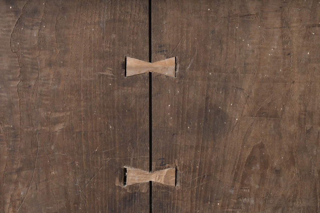 アンティーク建具　明治から大正期　古い木味が魅力のモダンな錠前金具付き蔵戸1枚　(R-086540)