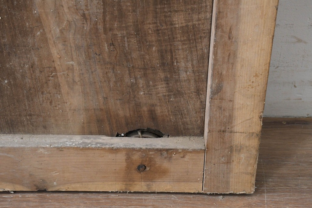 アンティーク建具　明治から大正期　古い木味が魅力のモダンな錠前金具付き蔵戸1枚　(R-086540)