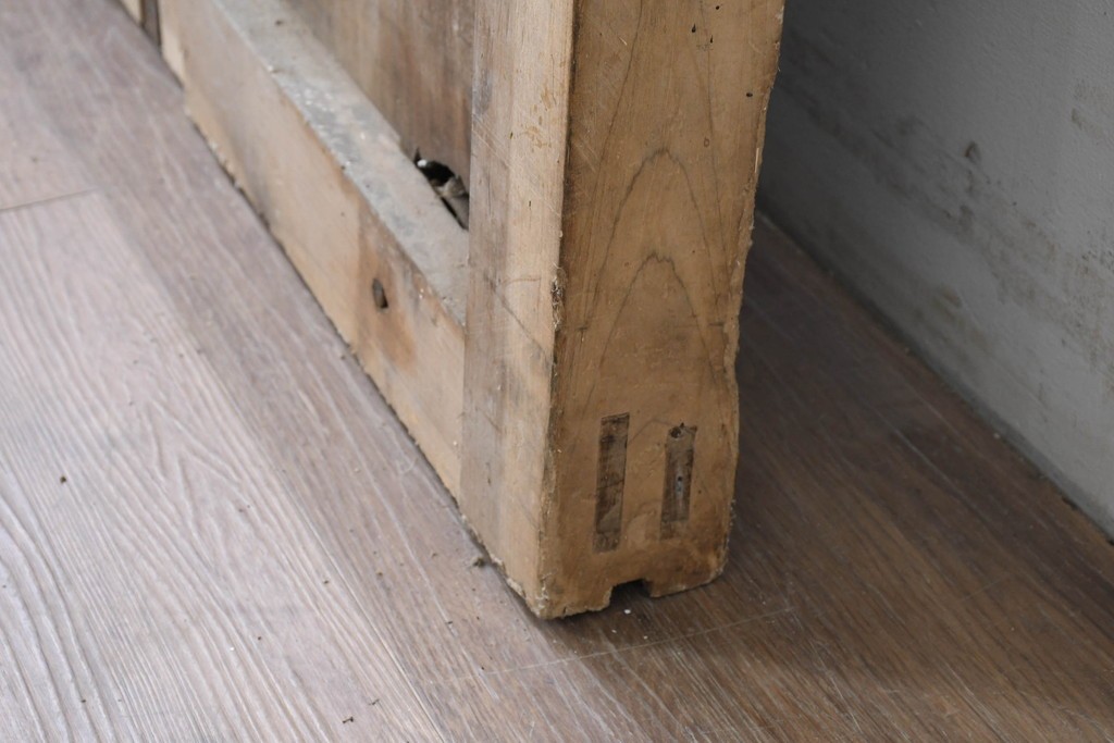 アンティーク建具　明治から大正期　古い木味が魅力のモダンな錠前金具付き蔵戸1枚　(R-086540)