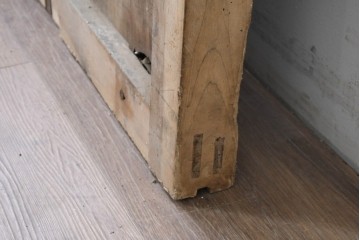 アンティーク建具　明治から大正期　古い木味が魅力のモダンな錠前金具付き蔵戸1枚　(R-086540)