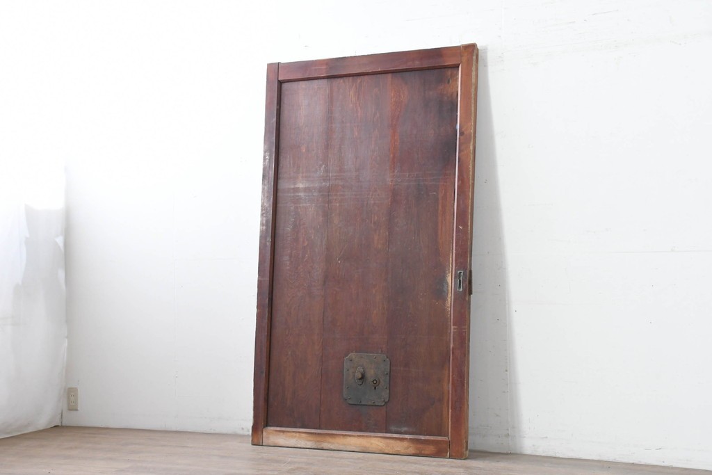 アンティーク建具　漆塗り　落ち着いた木味と趣ある錠前金具が目を引く蔵戸1枚　(R-086541)