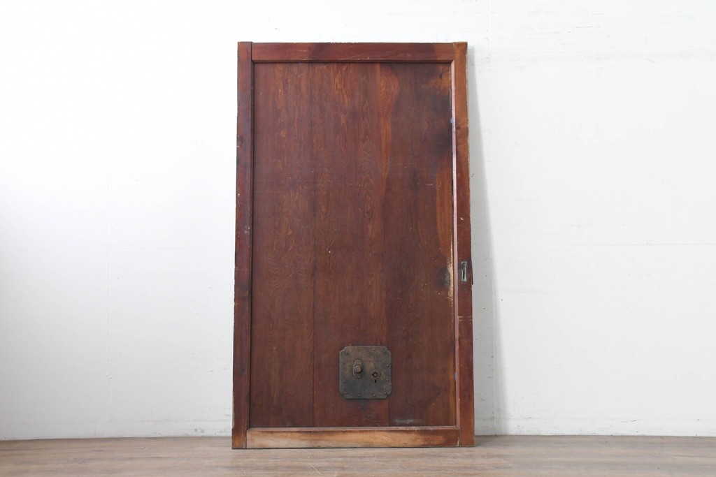 アンティーク建具　漆塗り　落ち着いた木味と趣ある錠前金具が目を引く蔵戸1枚　(R-086541)