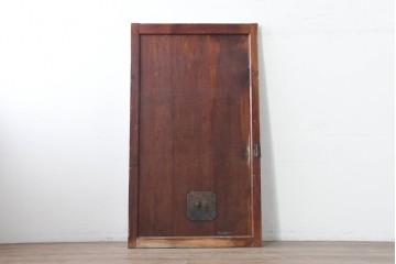 アンティーク建具　漆塗り　落ち着いた木味と趣ある錠前金具が目を引く蔵戸1枚　(R-086541)