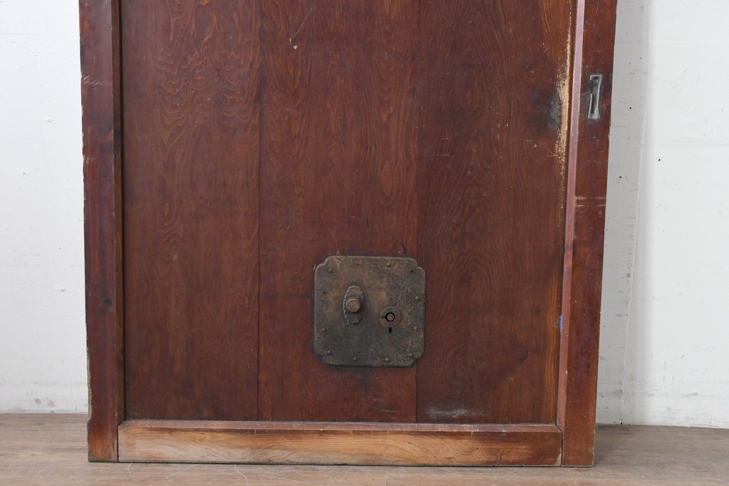 アンティーク建具　漆塗り　落ち着いた木味と趣ある錠前金具が目を引く蔵戸1枚　(R-086541)