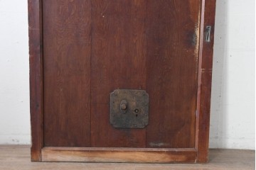 アンティーク建具　漆塗り　落ち着いた木味と趣ある錠前金具が目を引く蔵戸1枚　(R-086541)
