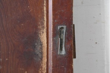 アンティーク建具　漆塗り　落ち着いた木味と趣ある錠前金具が目を引く蔵戸1枚　(R-086541)