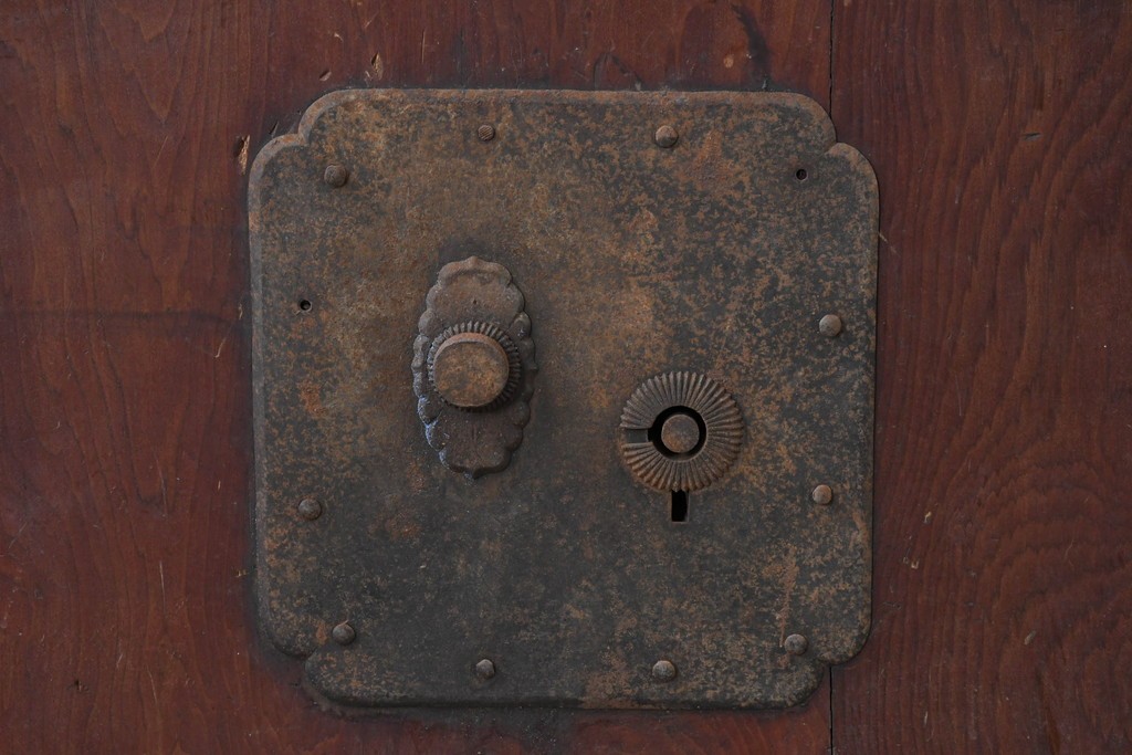 アンティーク建具　漆塗り　落ち着いた木味と趣ある錠前金具が目を引く蔵戸1枚　(R-086541)