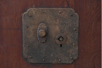 アンティーク建具　漆塗り　落ち着いた木味と趣ある錠前金具が目を引く蔵戸1枚　(R-086541)