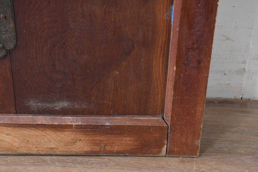 アンティーク建具　漆塗り　落ち着いた木味と趣ある錠前金具が目を引く蔵戸1枚　(R-086541)