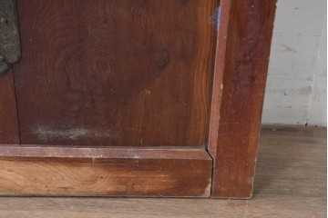 アンティーク建具　漆塗り　落ち着いた木味と趣ある錠前金具が目を引く蔵戸1枚　(R-086541)