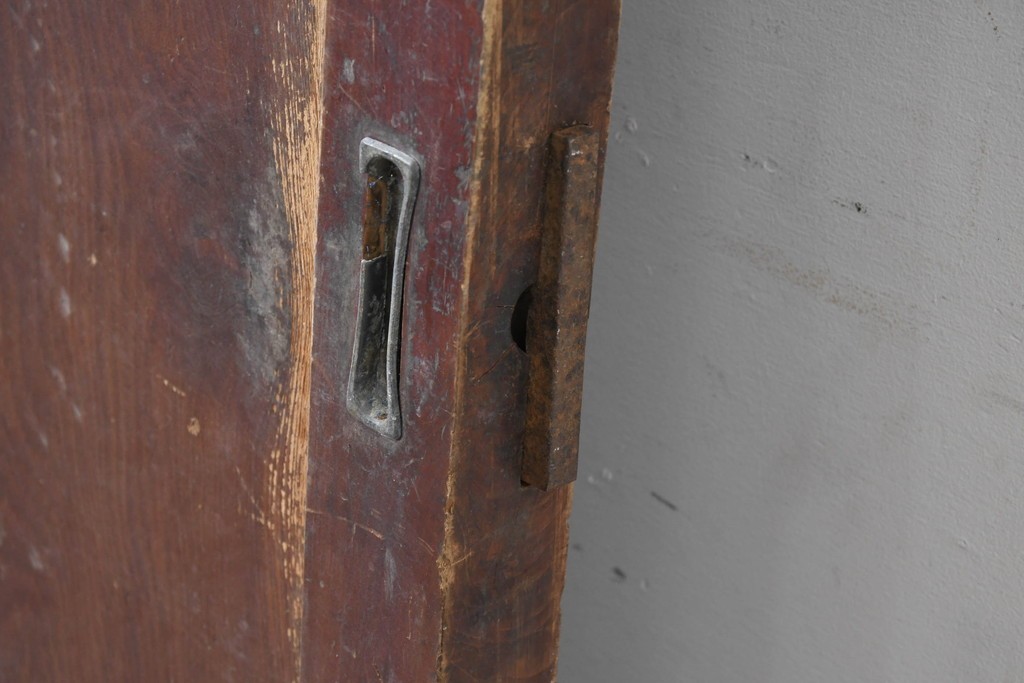 アンティーク建具　漆塗り　落ち着いた木味と趣ある錠前金具が目を引く蔵戸1枚　(R-086541)