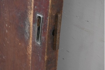 アンティーク建具　漆塗り　落ち着いた木味と趣ある錠前金具が目を引く蔵戸1枚　(R-086541)