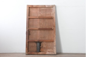 アンティーク建具　漆塗り　落ち着いた木味と趣ある錠前金具が目を引く蔵戸1枚　(R-086541)