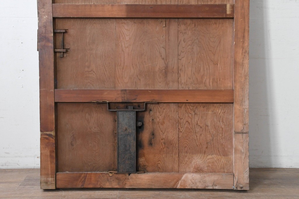 アンティーク建具　漆塗り　落ち着いた木味と趣ある錠前金具が目を引く蔵戸1枚　(R-086541)